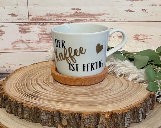 Kaffeetasse Der Kaffee ist fertig Geschenkidee Wichtel Tasse mit Untersetzer Kork